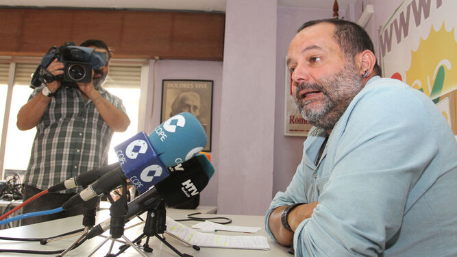 El coordinador provincial de IU, Rafael Sánchez Rufo, en rueda de prensa.