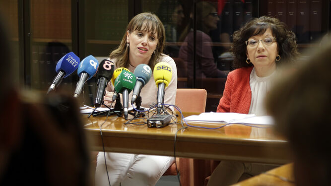 Laura Álvarez y Carmen Collado, ayer, durante la exposición de los planes de empleo.