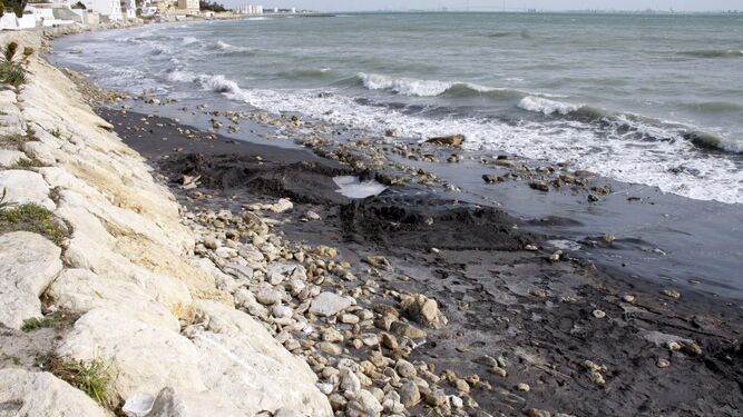 La playa de Camposoto, en San Fernando, en una fotografía del pasado febrero, cuando el temporal provocó importantes desperfectos.