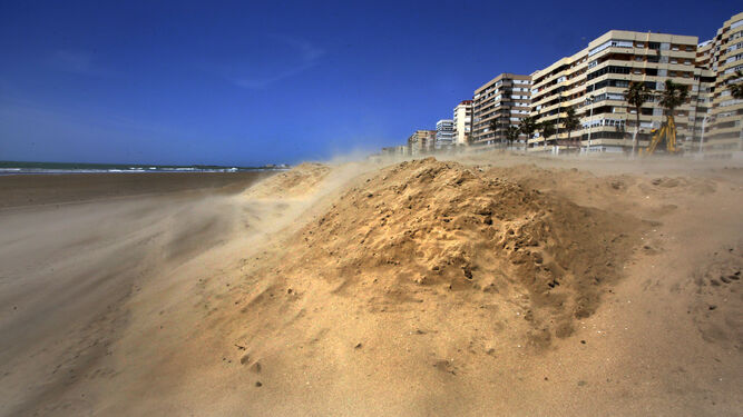 La playa Victoria, en la capital gaditana, aún mostraba ayer los efectos de los últimos temporales.