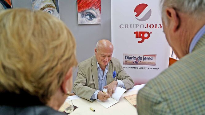 Bernardo Palomo, firmando algunos ejemplares de su libro al término de la presentación.