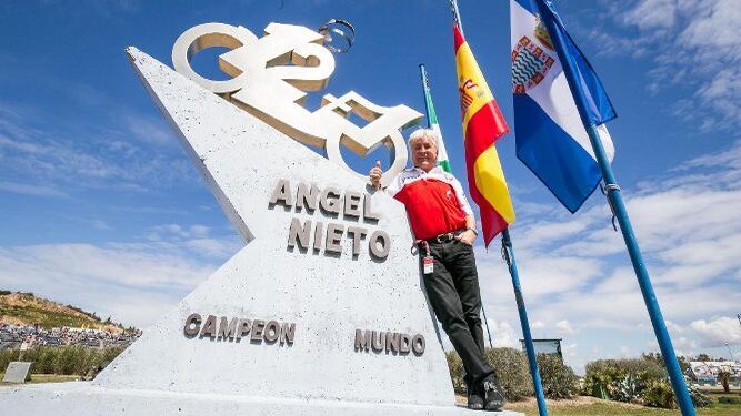 Ángel Nieto, posando en el monolito en su honor en la curva que lleva su nombre en el trazado jerezano.