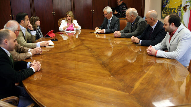 Mamen Sánchez, alcaldesa de Jerez, se reunió ayer con la junta directiva del XDFC.