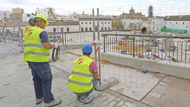 Obreros en las obras de remodelación de la plaza Belén.