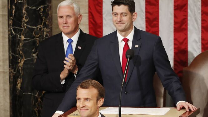 Macron inicia su discurso ante la mirada de Pence, vicepresidente de EEUU, y Ryan, líder de la Cámara de Representantes.