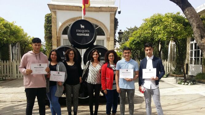 Varios jóvenes del IES Mar de Cádiz, con los tutores que los han dirigido en este proyecto.