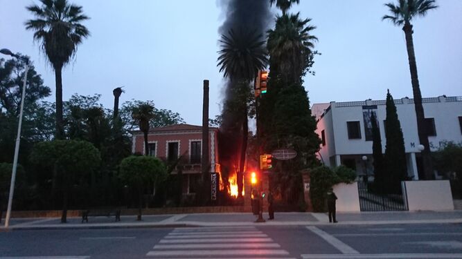 Incendio de un vehículo en los jardines de La Casona.