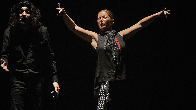 La bailaora Sara Baras y el cantaor Israel Fernández, anoche en el Gran Teatro Falla.