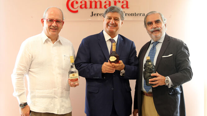 El ex vicepresidente del Perú, el pasado viernes junto a los presidentes de la CEC y del Brandy de Jerez en el encuentro para impulsar la alianza Pisco-Jerez.