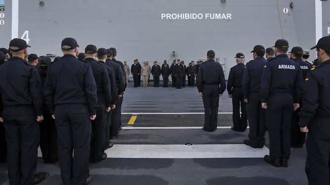 Miembros de la dotación del 'Juan Carlos I' y las distintas unidades que embarcaron ayer, forman en la cubierta de vuelo para el acto de despedida.