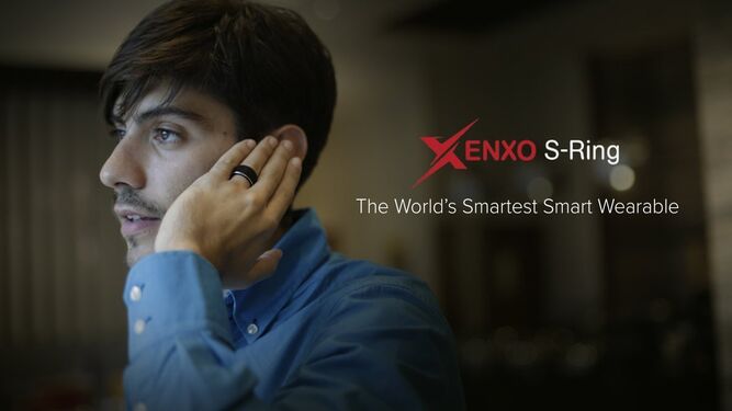 Xenxo S-Ring, el anillo inteligente que permite contestar a las llamadas solamente acercando la mano a la oreja.
