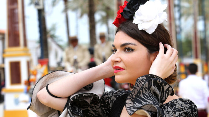 Una mujer vestida de flamenca.