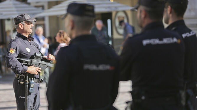 Varios policías nacionales en una calle de Málaga