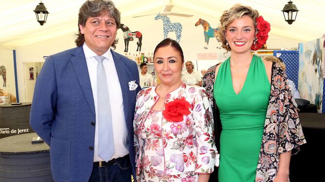 Sebasti&aacute;n Ramos, Manuela Carpio y Teresa Mac&iacute;as, ayer disfrutando de un d&iacute;a de Feria en la caseta de Diario de Jerez.