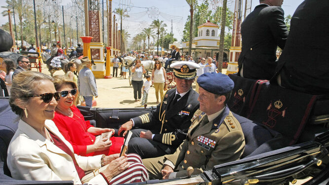 La Infanta Elena, junto a la alcaldesa, Mamen Sánchez; y el coronel de la Guardia Real, Eduardo Diz, el pasado viernes en coche de caballos por el Real.