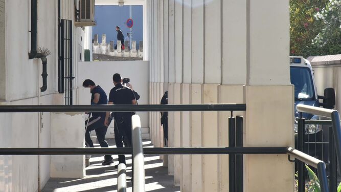 Uno de los detenidos por la agresión de El Rinconcillo entra en el Juzgado de Algeciras.
