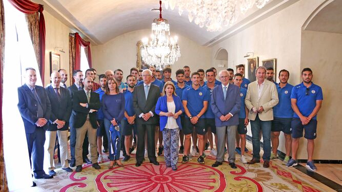 Foto de familia de la recepción en el Salón Noble del Ayuntamiento de la alcaldesa y la delegada de Deportes a la plantilla del XDFC por el ascenso.