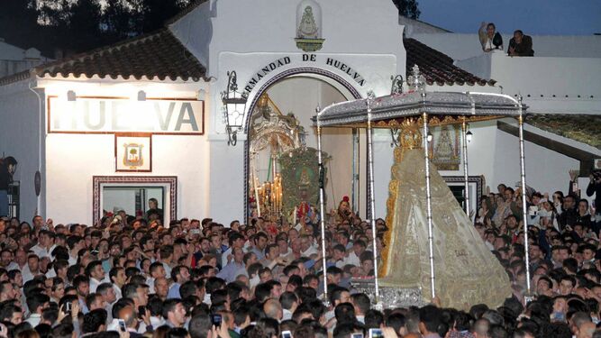 La Virgen del Roc&iacute;o ante la Hermandad de Huelva