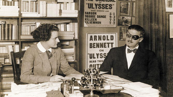 James Joyce, con Sylvia  Beach, impulsora de la edición del 'Ulises', en la librería parisina Shakespeare & Company.