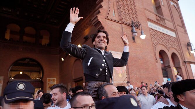 Diego Ventura, en su salida a hombros, ayer, de la plaza de toros de Las Ventas.