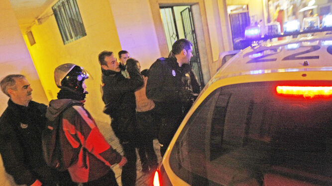 Agentes uniformados y de paisano de la Policía Nacional proceden a la detención de un ladrón junto a Plateros.