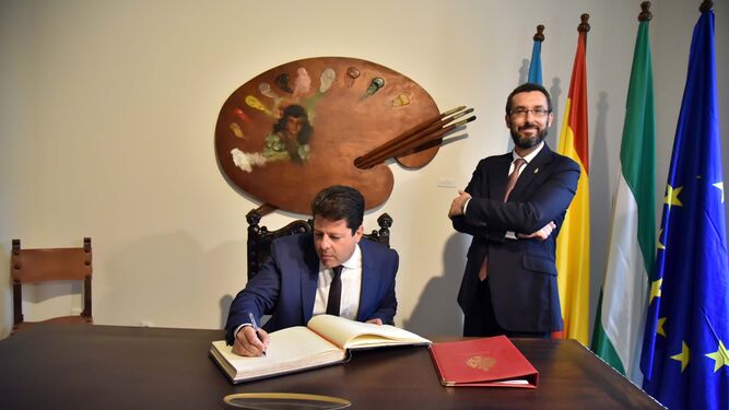 Fabian Picardo firma en el libro de honor del Ayuntamiento de La Línea junto al alcalde, Juan Franco, ayer.