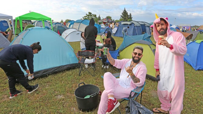Dos asistentes en la zona de acampada del Festival ayer durante la fiesta de bienvenida.