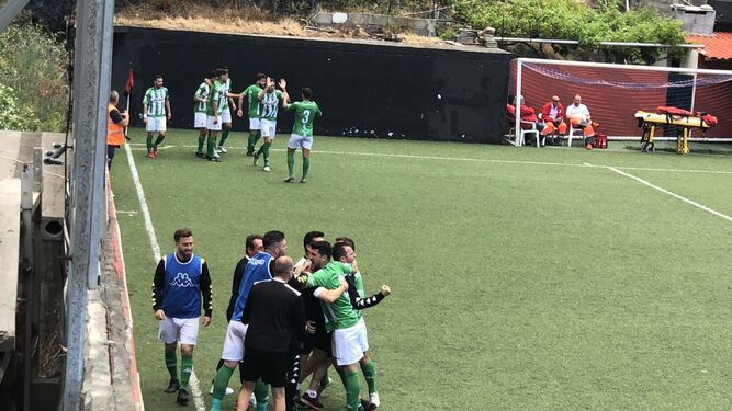Alberto García es felicitado por sus compañeros tras anotar, mientras el banquillo salta para celebrar el gol.