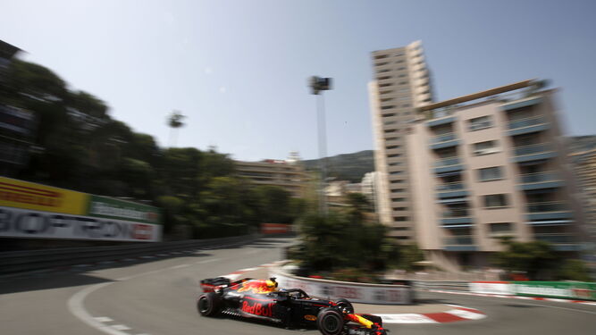 El australiano Daniel Ricciardo toma una de las míticas curvas del trazado monegasco durante la sesión de clasificación de ayer.