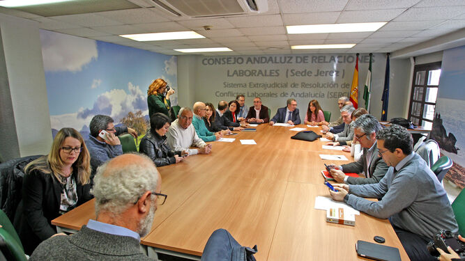 La delegada territorial de Empleo, Gema Pérez, preside la comisión de seguimiento del Sercla, el pasado mes de febrero en Jerez.