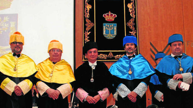 Los dos nuevos Doctores Honoris Causa, junto a sus padrinos y el rector de la UCA, Eduardo González Mazo.