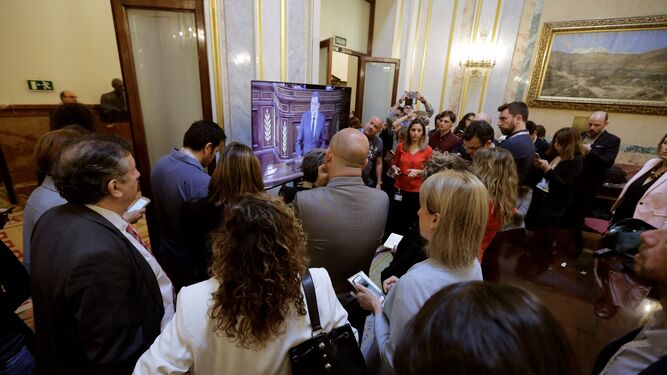 Los periodistas siguen desde una pantalla la intervenci&oacute;n de Rajoy.