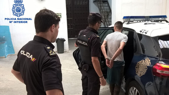 El detenido, en el momento de ser introducido en un vehículo de la Policía Nacional.