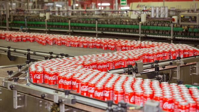 Línea de producción de una embotelladora de Coca-Cola.