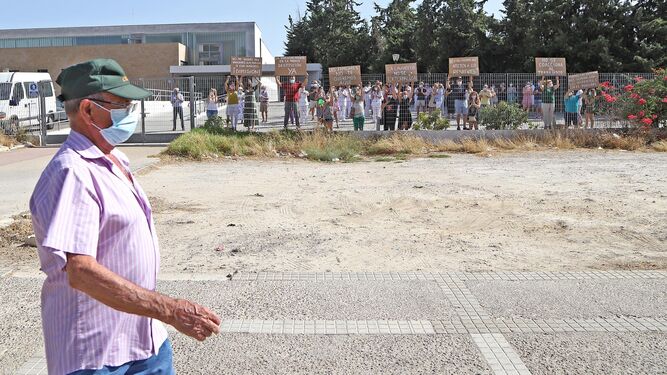 Un ciudadano pasa ante una protesta del personal del Asilo.