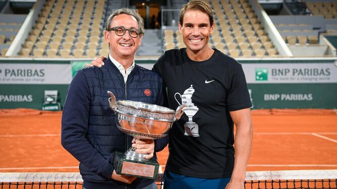 Benito Pérez-Barbadillo, con el trofeo de Roland Garros junto a Rafa Nadal, el pasado domingo.