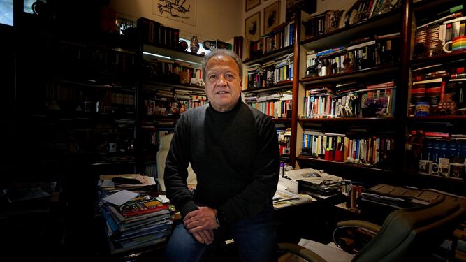 Pedro Pacheco, esta semana en el despacho de su casa rodeado de libros.