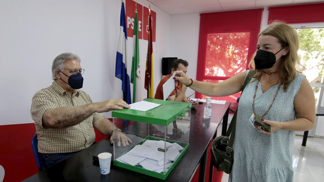 Una militante del PSOE jerezano votando en las primarias.