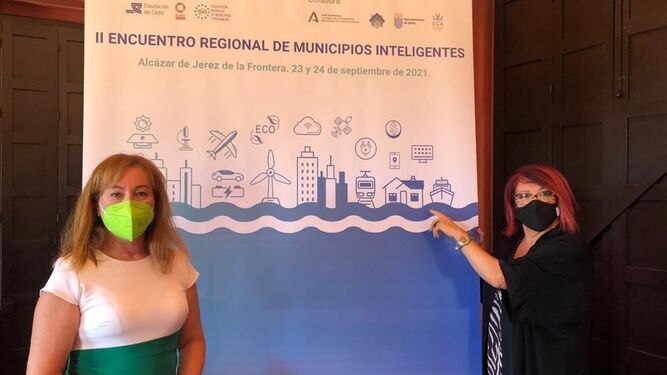 Isabel Gallardo y Carmen Collado durante la presentación del II Encuentro Regional de Municipios Inteligentes.