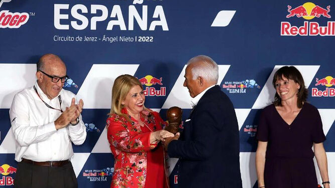 La alcaldesa de Jerez entrega el premio a Pablo Fernández en presencia de Carmelo Ezpeleta y Laura Álvarez.