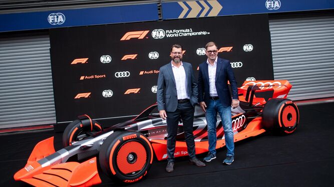 Oliver Hoffmann y Markus Duesmann, junto con el prototipo de Audi que han presentado este viernes en Bélgica.
