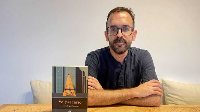 El jerezano Javier López Menacho, junto a su libro 'Yo, precario'.