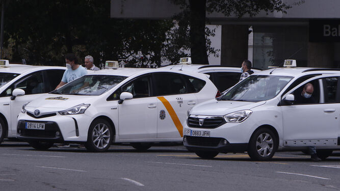 Taxis en una parada en la capital sevillana.
