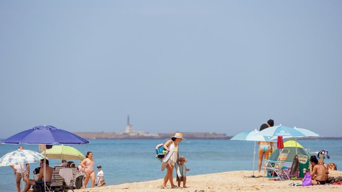 El calor de abril se deja notar en las playas de Cádiz