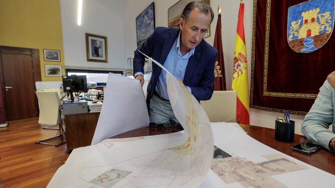 El alcalde y candidato a la reelección por el PSOE, José María Román, se apoya en documentación para responder a las preguntas de la entrevista.