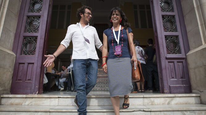 José María González, 'Kichi', y Teresa Rodríguez salen de votar en las elecciones de abril de 2015.