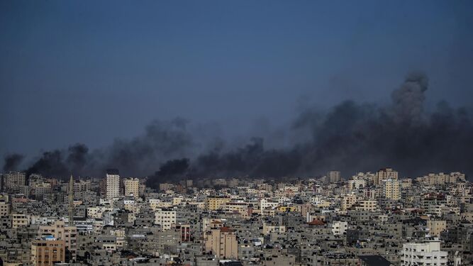 El humo se eleva desde el puerto de Gaza tras un ataque aéreo israelí.