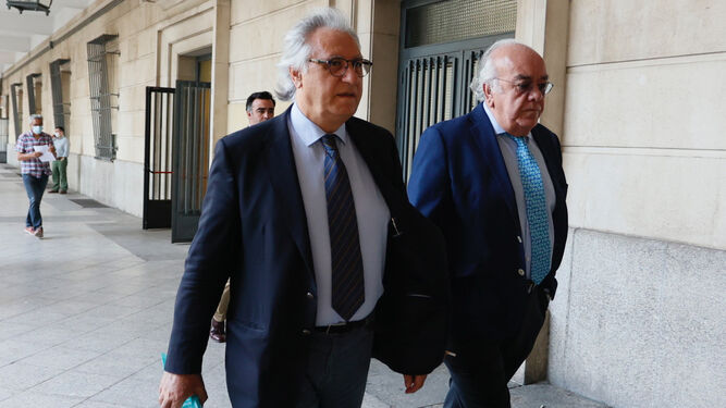 El exconcejal Francisco Camas junto a su abogado, Juan Pedro Cosano, a la llegada a la Audiencia en junio de 2022.