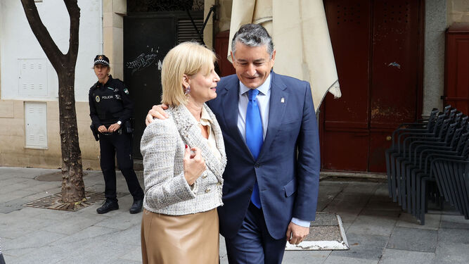 La alcaldesa, María José García-Pelayo, y el consejero de Presidencia de la Junta, Antonio Sanz, este viernes en el Ayuntamiento.