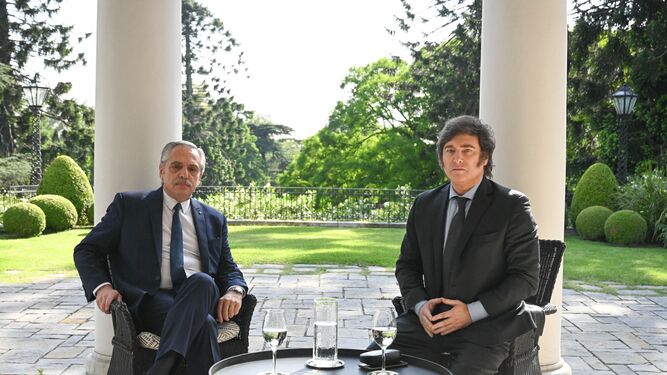 El presidente argentino, Alberto Fernández (izq.), y el mandatario electo, Javier Milei, se reúnen en la residencia oficial de Quinta de Olivos.